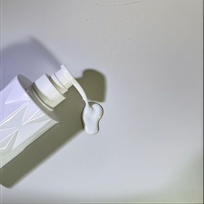 Glasförmige PET-Kosmetikflasche mit Druckpumpe und individuellem Logo, 5000 Stück MOQ, 15-35 Tage Lieferung