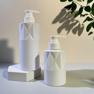 Glasförmige PET-Kosmetikflasche mit Druckpumpe und individuellem Logo, 5000 Stück MOQ, 15-35 Tage Lieferung