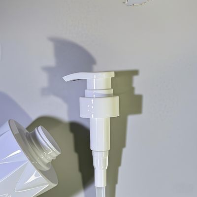 Glasförmige PET-Kosmetikflasche mit Druckpumpe und individuellem Logo, 5000 Stück MOQ, 15-35 Tage Lieferung