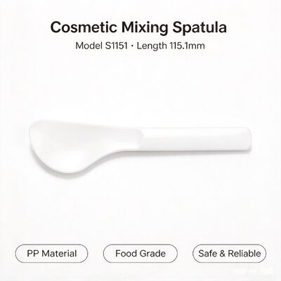 Food grade PP cosmetic spatula S1151, 115.1mm plastic beauty mixing scoop. Smooth curved head for mixing mask powder & applying skincare cream, ideal for beauty salon & home DIY skincare