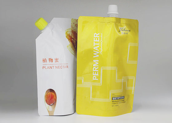 Der herausgespritzte Aluminiumfolie-Flüssigkunststoff stehen oben Beutel mit kundenspezifischem Logo For Juice Milk