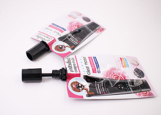 Kosmetischer herausgespritzter Plastiklippenstift pp. stehen oben Beutel mit Lippenbürsten-Verpackung